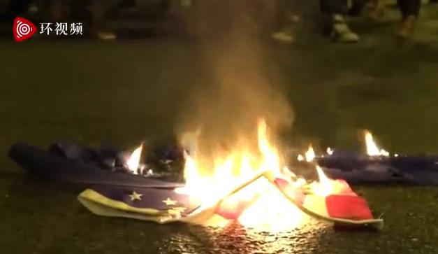 美国大使馆外 美国国旗和北约旗帜被烧了 北约 新浪财经 新浪网 美国大使馆外 美国国旗和北约旗帜被烧了 北约 新浪财经 新浪网