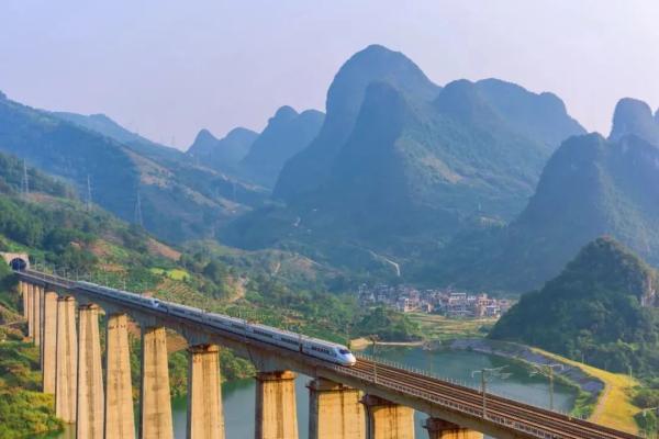 坐高铁千万不要玩手机冲上热搜美图引6亿网友围观