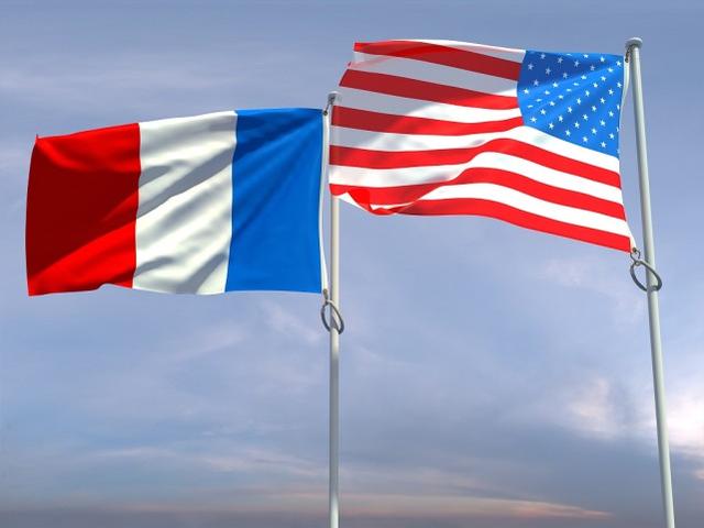 美国国旗与法国国旗 图源：视觉中国
