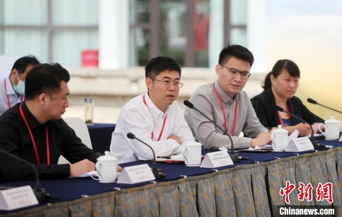 南京当地11家消费领域企业代表，围绕“新业态、新消费、新活力”主题座谈交流。崔晓摄