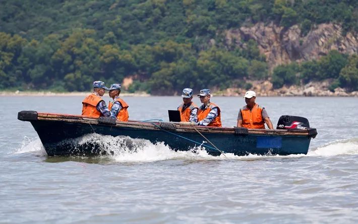 海测兵为战舰保驾护航