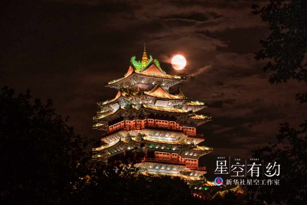 江西省天文摄影爱好者刘浩2020年10月1日（农历八月十五）在江苏南京阅江楼拍摄的中秋月。（本人供图）