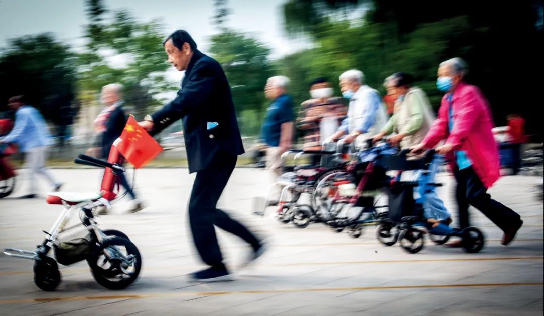 2020年9月28日,北京太阳城老年公寓举办的一场趣味运动会。图/新华