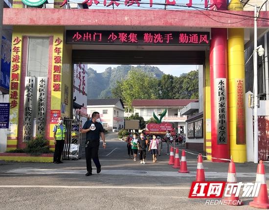 永定区尹家溪镇政府疫情防控与整治交通顽瘴痼疾双管齐下