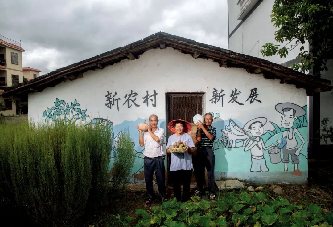 2020年10月,广东肇庆广宁县,55岁的陈志容是东方红村的贫困户,驻村工作队的到来让她重燃对生活的的希望,在当地扶贫产业百香果基地工作,收入稳定,顺利“摘帽”脱贫。“想都没想过,现在住三层的大房子,好像上了天堂一样,很幸福。”图/南方视觉