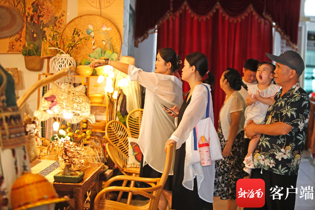 游客在骑楼老街民族风情展览馆内游览。记者汪承贤摄