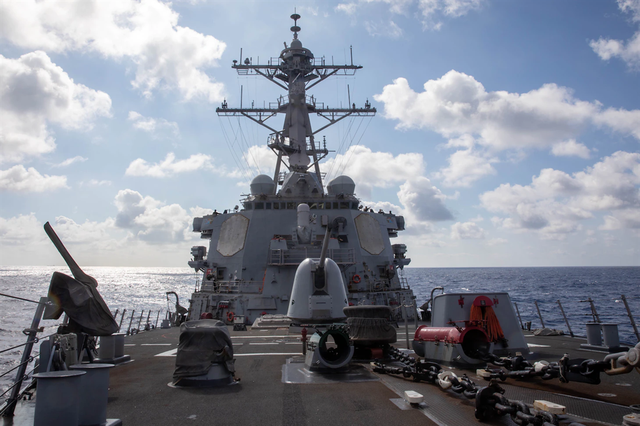 美国海军“巴里”号导弹驱逐舰17日航行通过台湾海峡，这是今年美舰第9通航台海。（中时新闻网报道截图）
