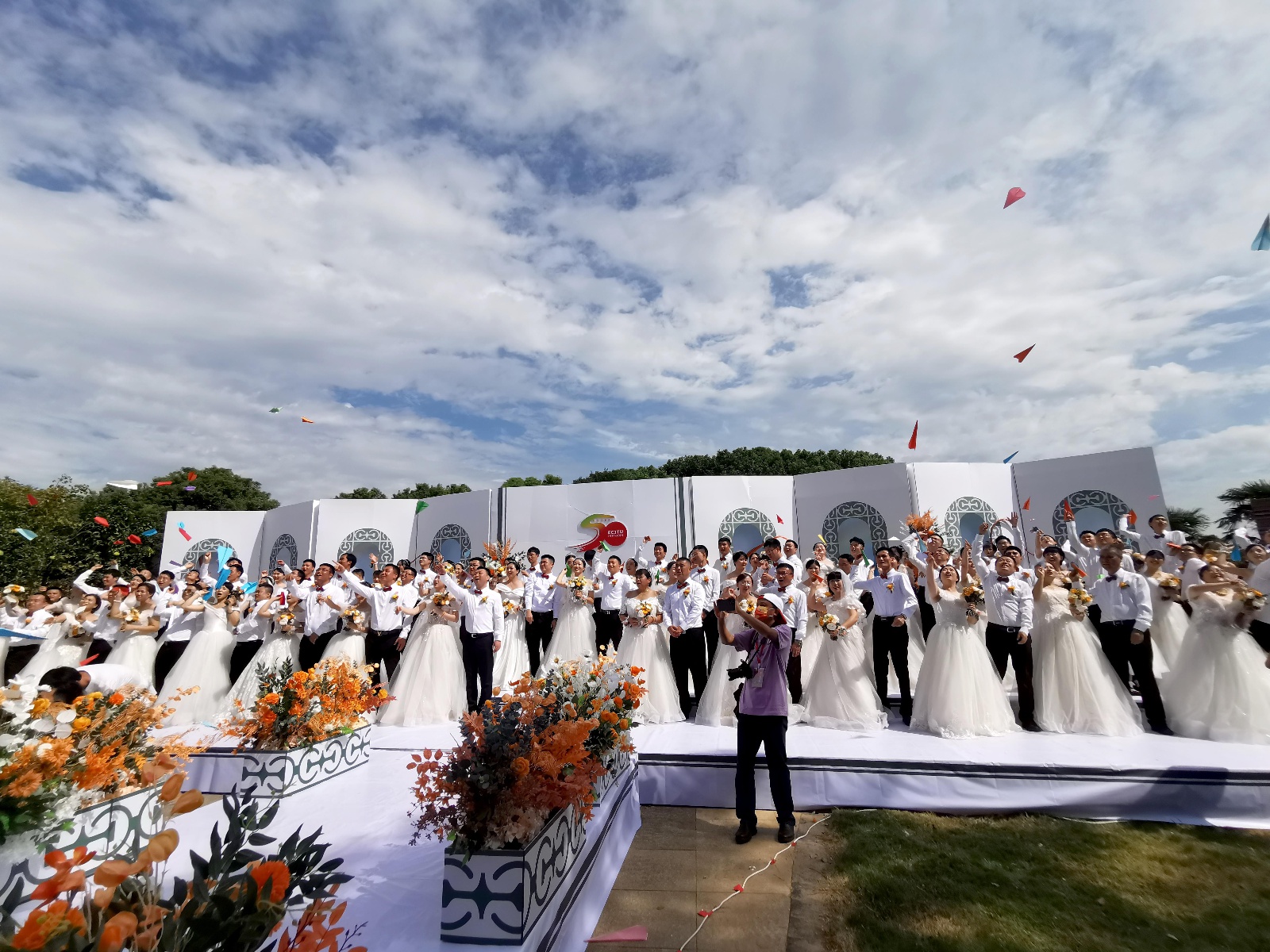 华东交大举行集体婚礼50对伉俪重返校园