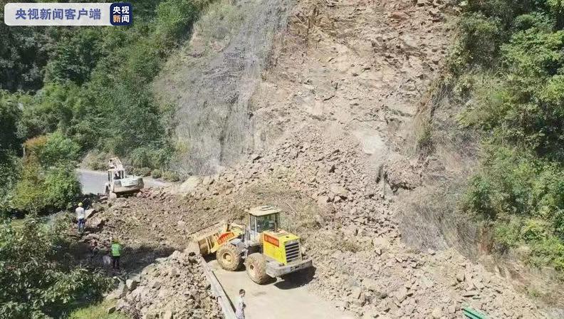 四川巴中：通往光雾山景区道路山体塌方 目前可半幅通车