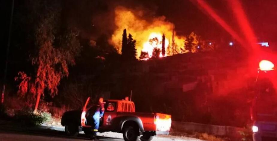 希腊一难民营突发大火 数百人被紧急疏散