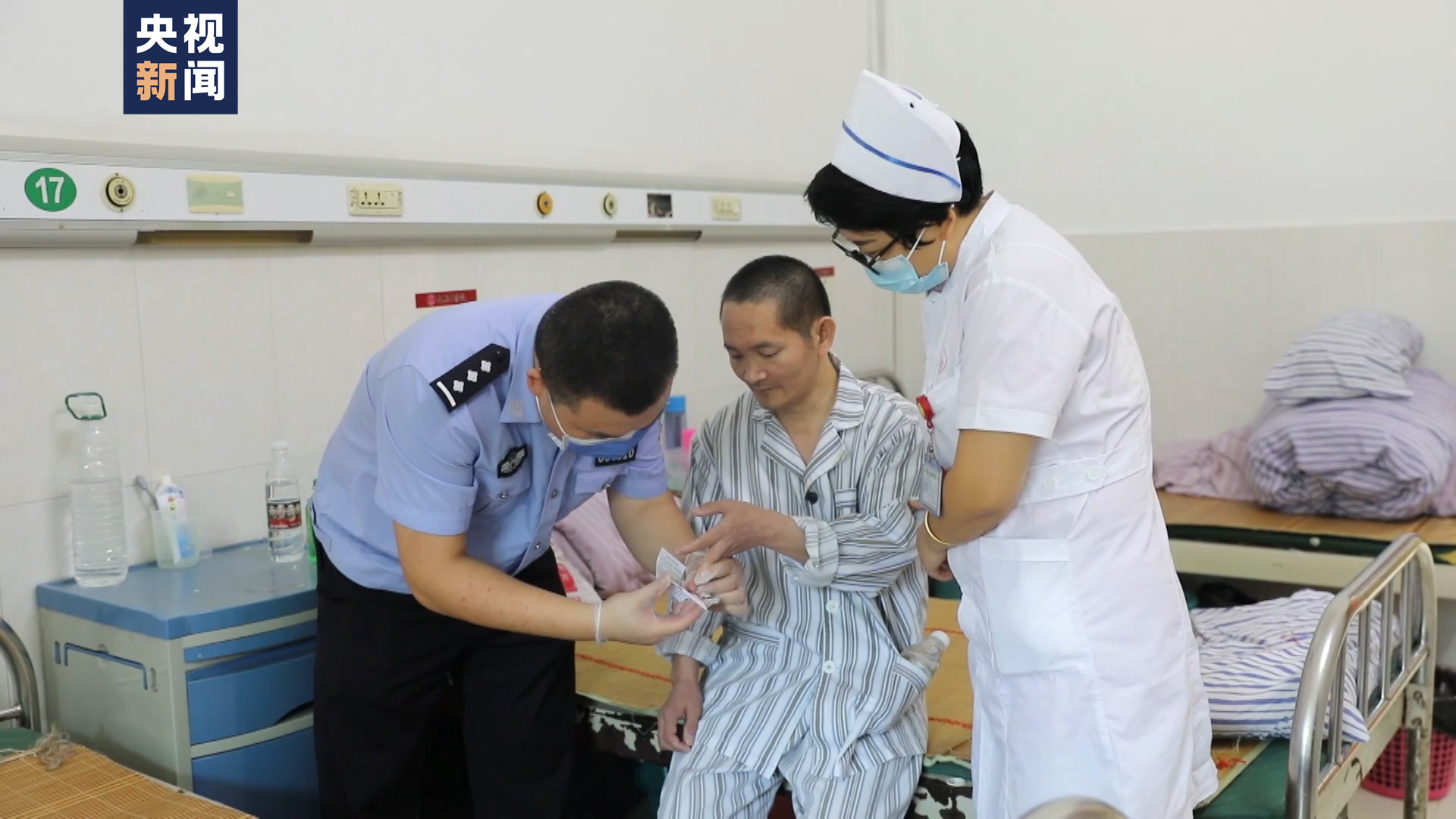 △民警在为广西河池走失人员黄承思采集血样