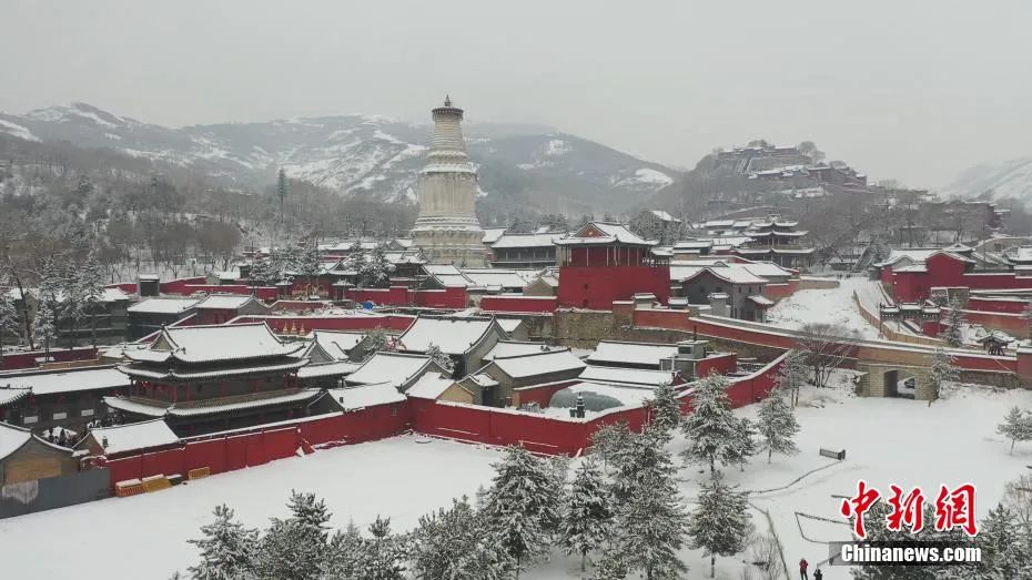 资料图：雪后的佛教圣地五台山，红墙、灰瓦、白雪、青松交相辉映，显得格外圣洁、静谧。刘永平 摄