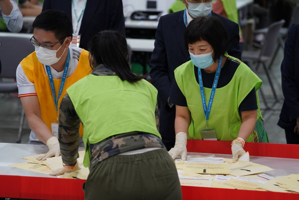 9月19日，工作人员在点票。新华社记者吕小炜摄