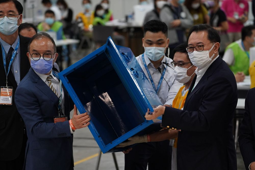  9月19日，香港特区选举管理委员会主席冯骅（右一）打开票箱。新华社记者吕小炜摄