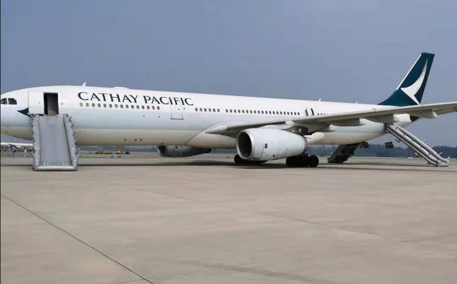 9月11日国泰航空CX390由于遭到炸弹威胁，在北京降落后启动紧急撤离。可以看到有三个紧急疏散滑梯被释放，每个价值至少二十万人民币。（图/港媒）