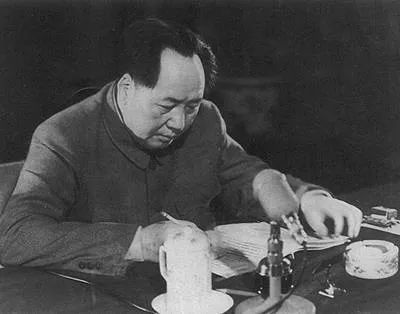 资料图：毛泽东在审阅和修改《中华人民共和国宪法草案》