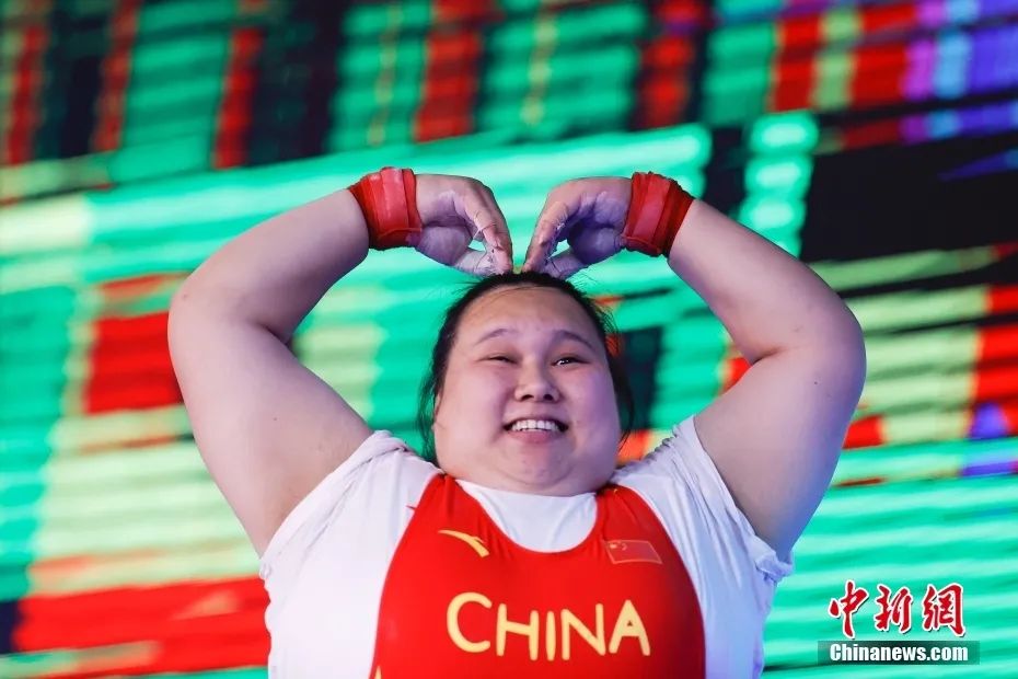 图为李雯雯比心庆祝胜利.中新社记者 蒋启明 摄