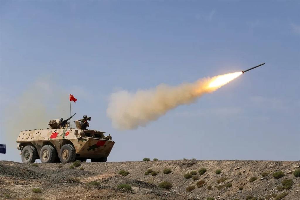 资料图：“国际军事比赛-2021”中国参赛队员在战车上发射便携式防空导弹 来源：解放军报