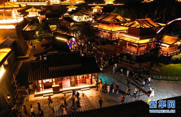 航拍湖北襄阳唐城景区夜景璀璨.新华网发 张祖祥摄
