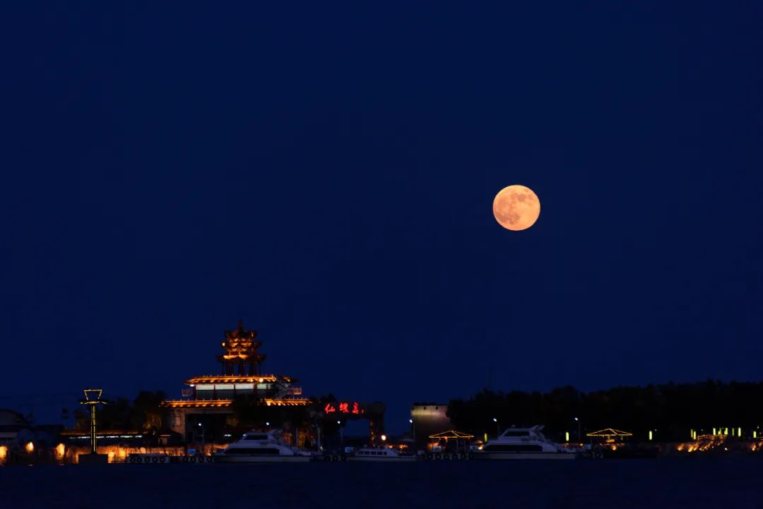 河北秦皇岛:北戴河皓月当空夜景迷人.(资料图片)图片来源:视觉中国.