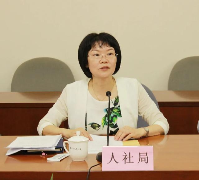 嘉定区人力资源社会保障局党组书记,局长王晓燕主持会议并对第十九批