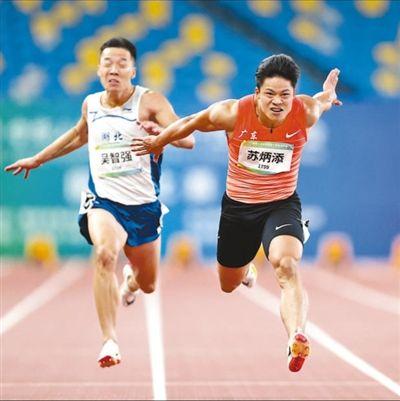 苏炳添冲线瞬间. 本报记者 王霞光摄