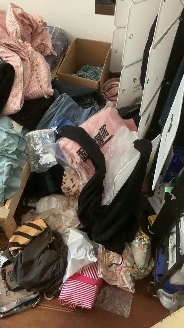 大胆毛贼登堂入室,临走前还穿上了主人的衣服