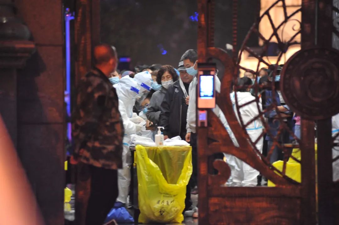 △21日21时，哈尔滨市民排队进行核酸检测。（图源：人民视觉）