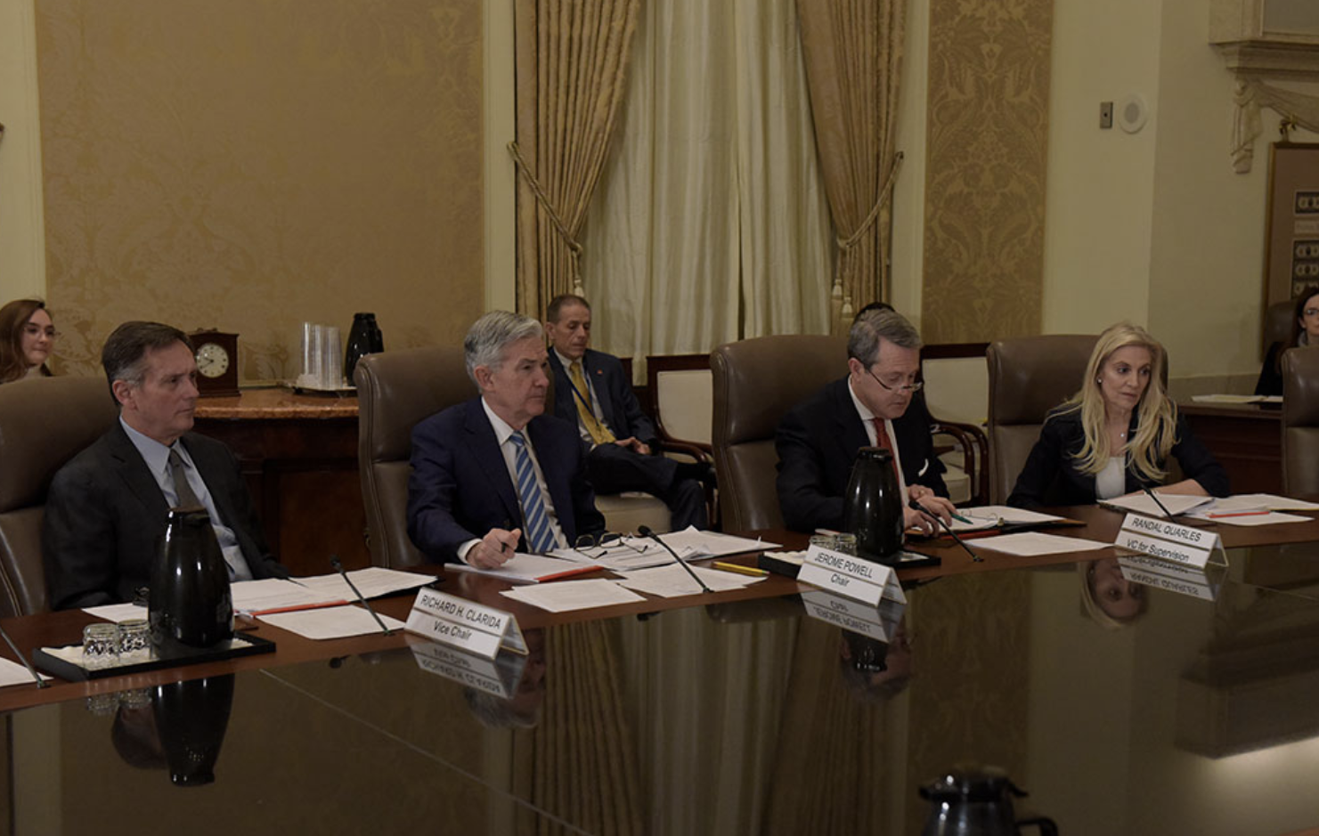 （从左至右：副主席克拉里达、鲍威尔、副主席夸尔斯、布雷纳德 图源：美联储）