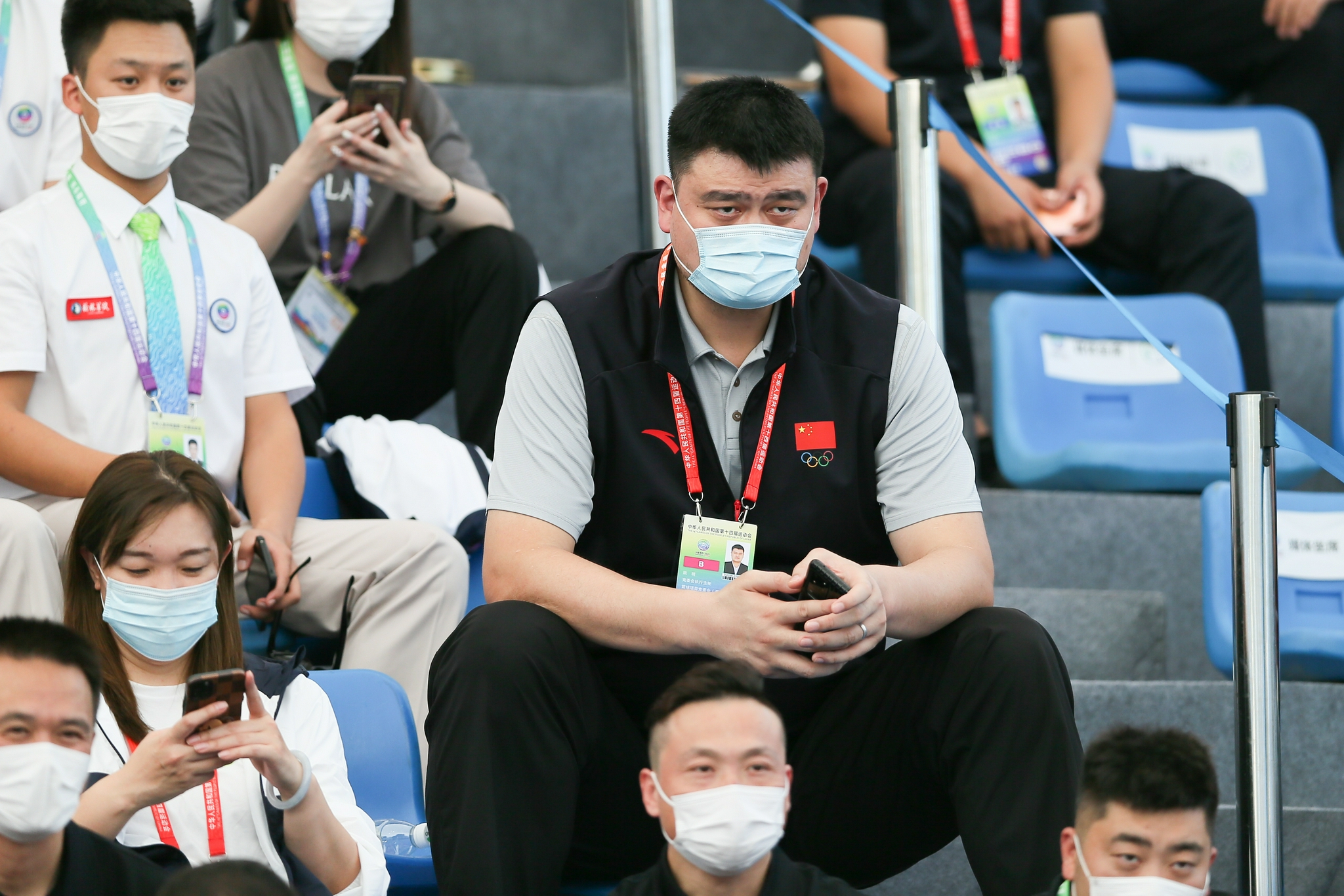 姚明现场观赛三人篮球.