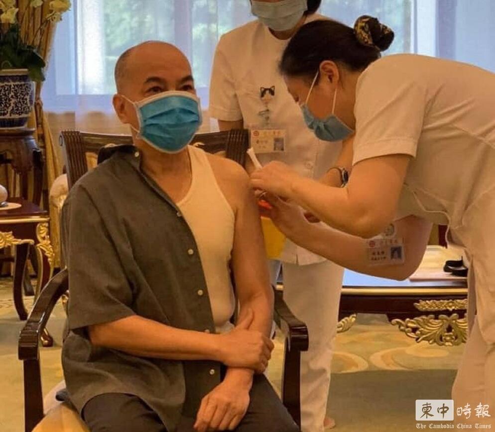 柬媒：柬埔寨国王和太后在北京接种中国新冠疫苗