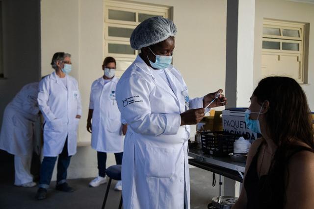 巴西里约热内卢州帕奎塔岛，民众接种新冠疫苗。图源：视觉中国