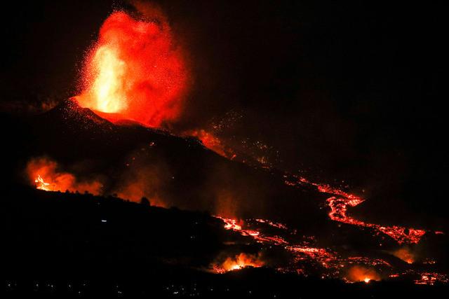 西班牙海岛火山时隔50年再喷发 炙热岩浆直逼住房（图源：视觉中国）