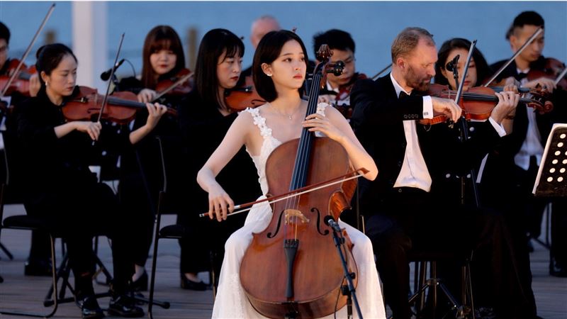 Ouyang Nana performed with Liangshan Symphony Orchestra.Picture from Weibo