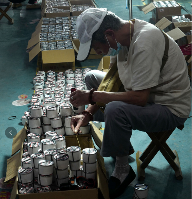 市中心最大蟋蟀交易市场上海爷叔摆摊头卖本地油葫芦白相蟋蟀也算是一