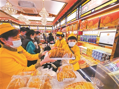顾客在莲香楼购买手信。图/视觉中国