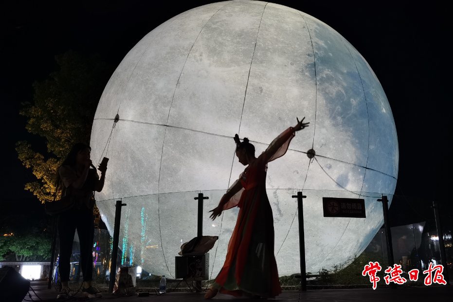 「我们的节日中秋」柳叶湖畔嫦娥舞 超级月亮庆中秋