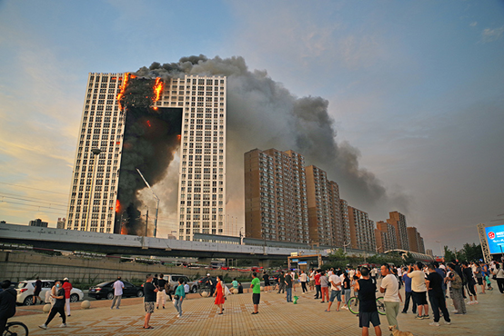 2021年8月27日，辽宁大连金普新区凯旋国际大厦发生火灾，现场浓烟滚滚。图|澎湃影像