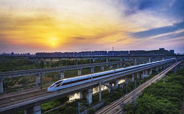 图说:一趟复兴号列车行驶在京沪高铁线上&nbsp; 李文伟 摄