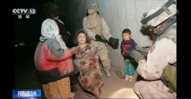 5岁女童在美军士兵脚下惊恐大哭战争给伊拉克民众带来无尽伤痛