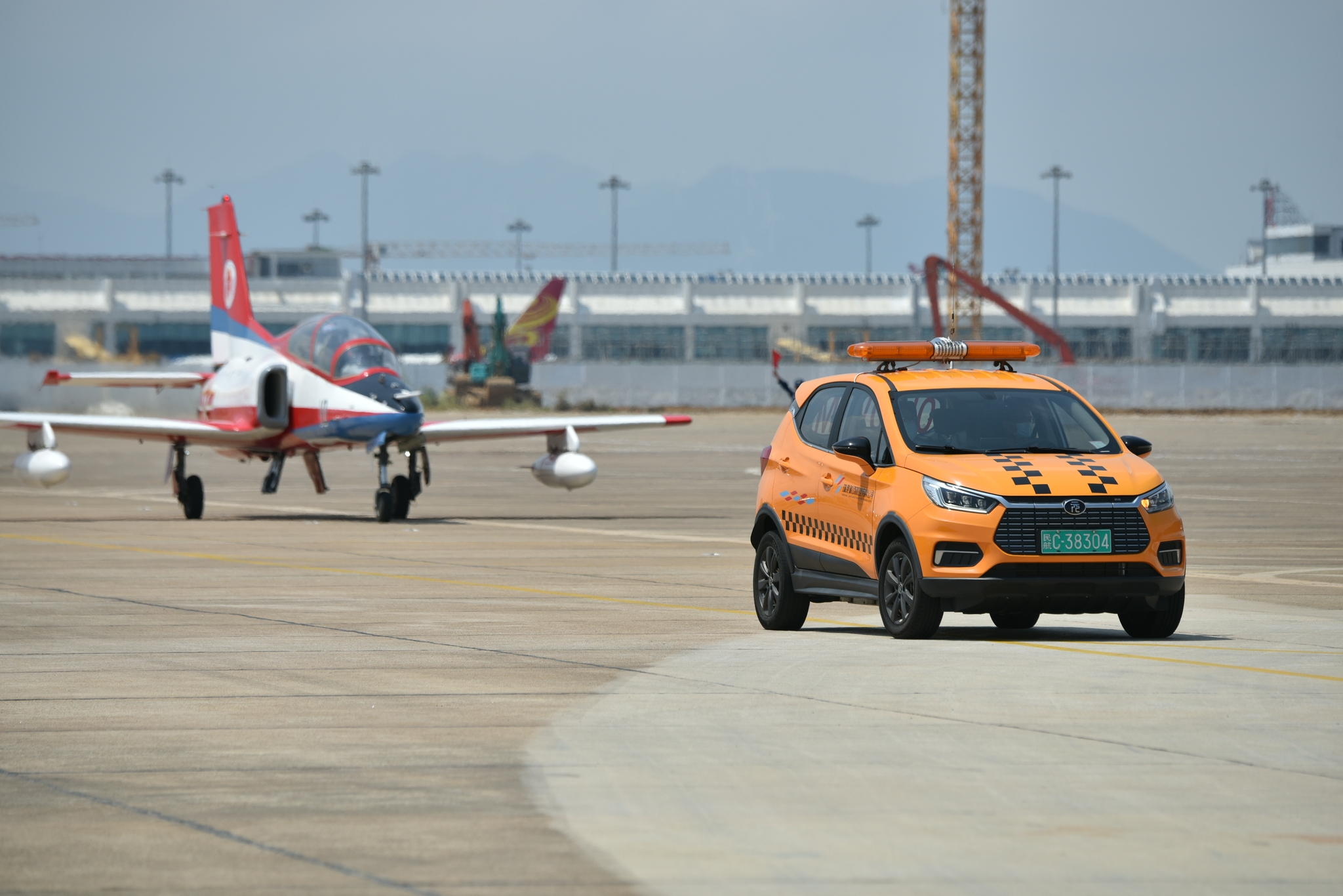 珠海机场工作人员在引导刚刚落地的教8教练机.(航空君/摄)