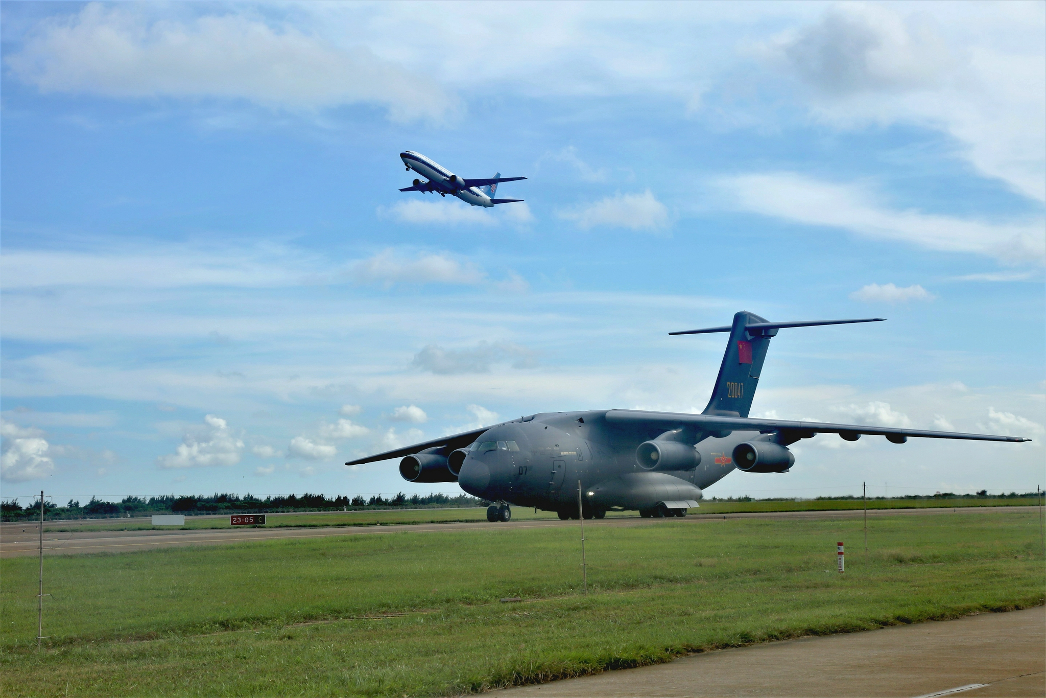 大型运输机运20飞抵珠海机场.(余财旺/摄)