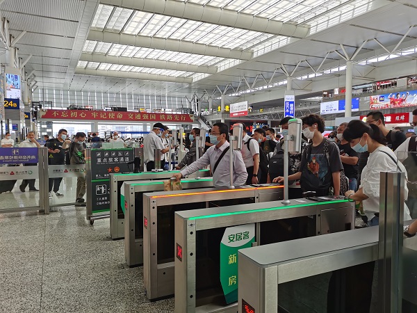 图说:上海虹桥站检票口,旅客在有序通过检票闸机&nbsp; 王程伟&nbsp