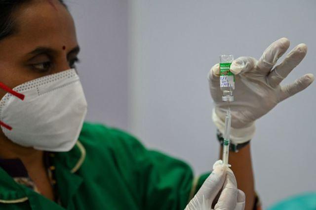 印度孟买，医务人员准备为民众接种新冠疫苗。图源：视觉中国