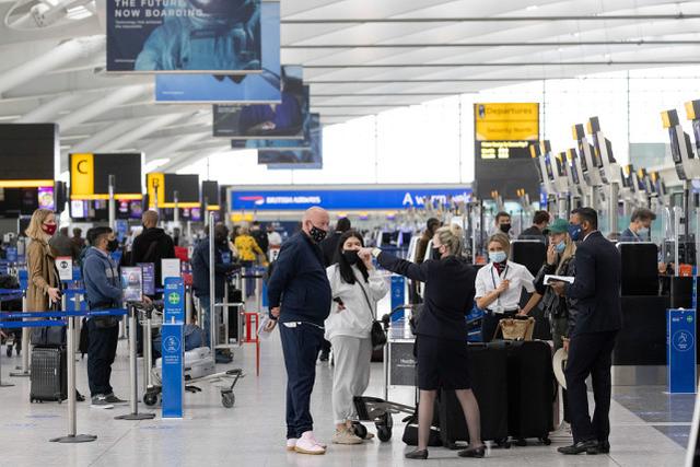 英国伦敦，旅客在伦敦希斯罗国际机场办理乘机。图源：视觉中国