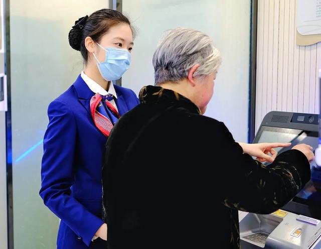 金融知识进万家丨交通银行上海市分行助老跨越数字鸿沟智享银发无忧