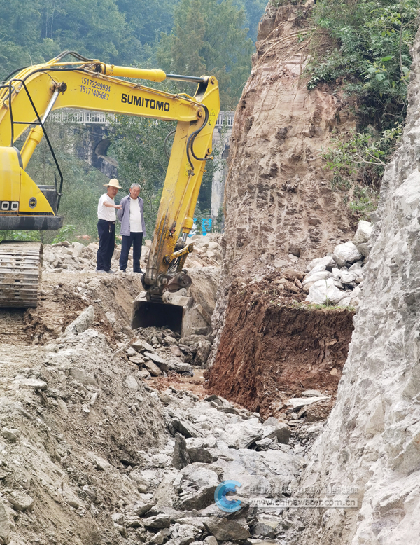 施工机械开凿农田灌溉渠道