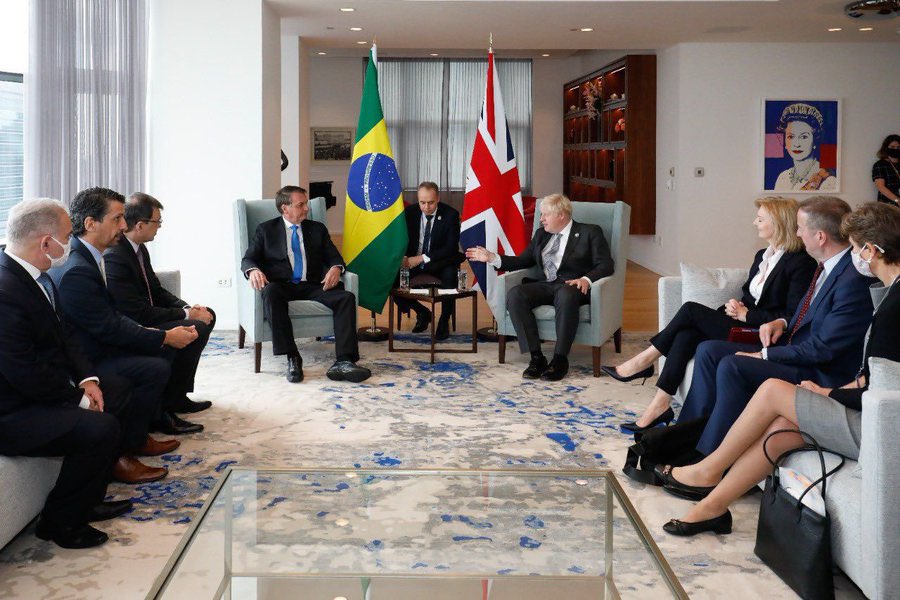 凯罗加（最左）20日曾与英国首相约翰逊会面并握手 图自社交媒体
