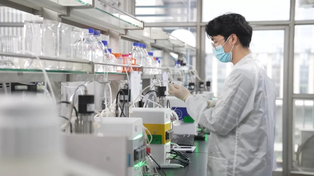 (三叶草生物四川成都实验室工作场景)