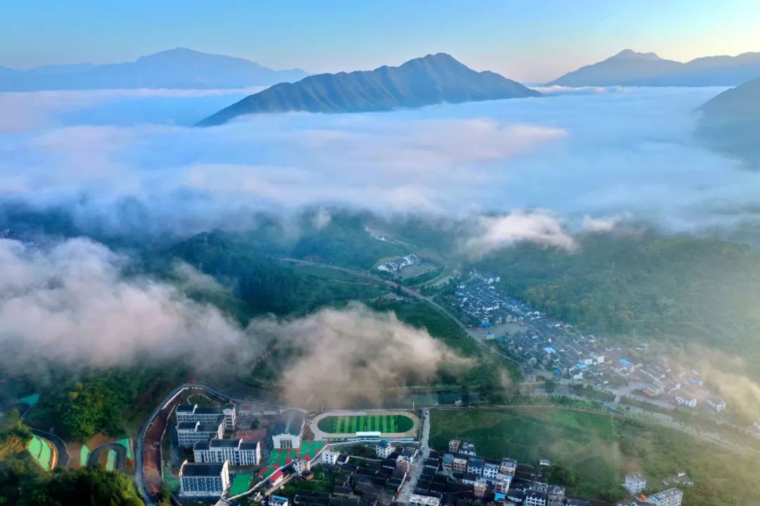 雨后放晴的汝城县文明瑶族乡沙洲瑶族村,日出云蒸霞蔚,崭新的农舍